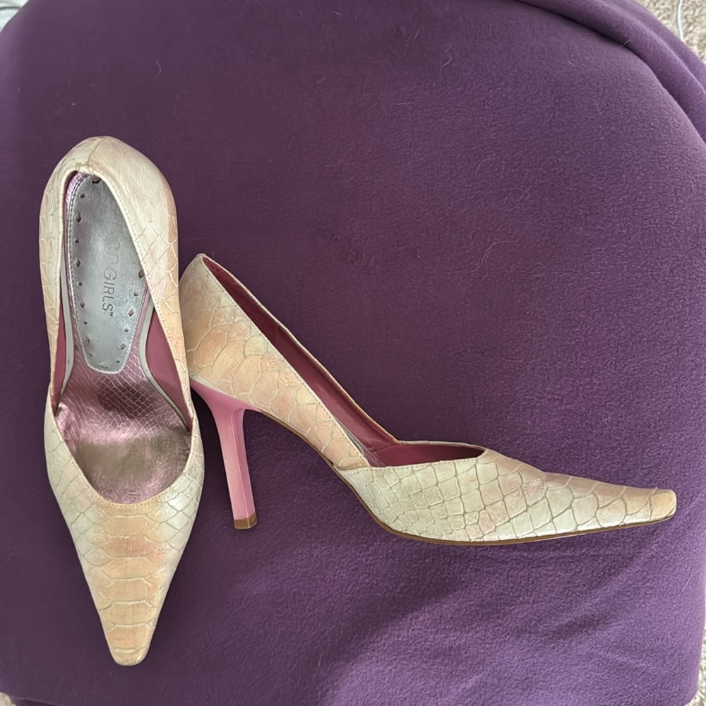 BCBG Vintage pink ombré snakeskin heels 6.5
